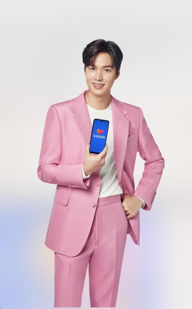 33岁李敏镐晒照公主控穿粉色西装秀太平洋直角肩笑容温暖帅气