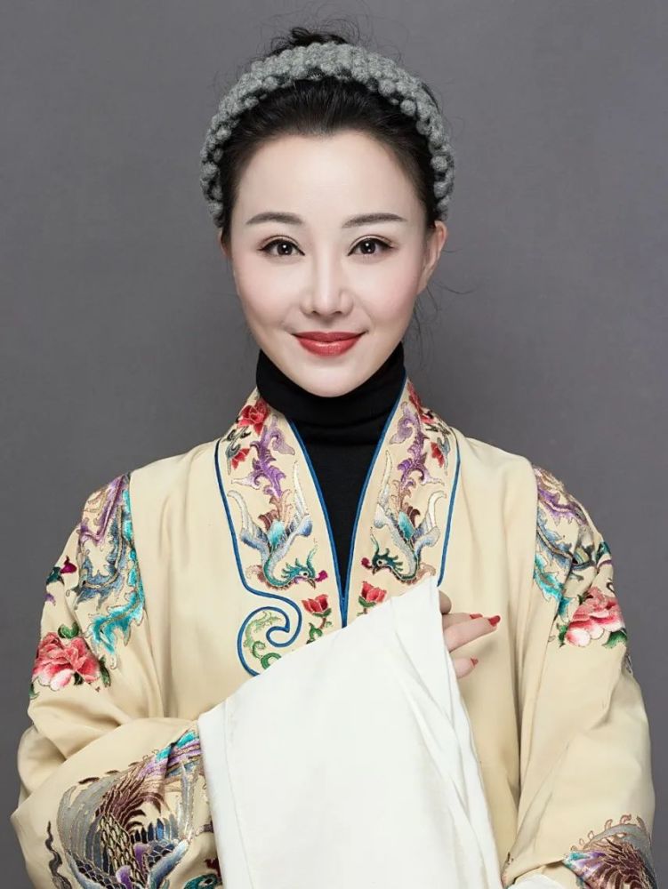 张璇国家一级演员,师从杨春霞,刘秀荣,白玉玲,李玉芙,艾美君,温如华