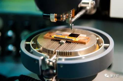 超导体|首个室温超导体问世，为了发现它，科学家用废了几十颗钻石｜Nature