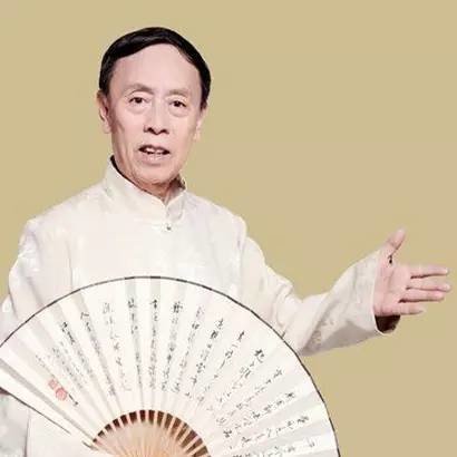 84岁的黄俊英至今坚持在相声舞台上后继乏人是他一生的心结