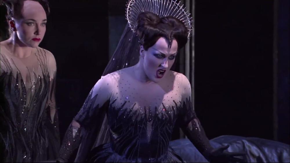 著名女高音狄安娜·达姆娆演唱咏叹调"复仇的火焰在我心中燃烧"