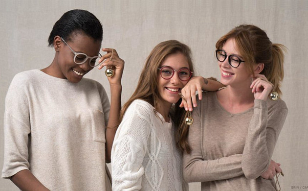 隐形眼镜,大多数高度近视的朋友会选择这个选项,可以戴上隐形眼镜之后