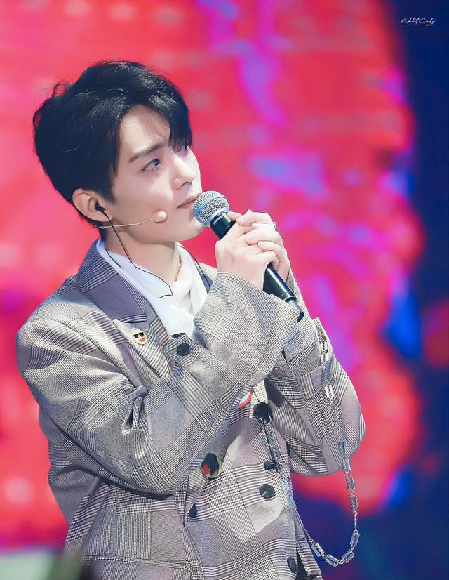 肖战新写真粉色毛衣造型深夜零点发布