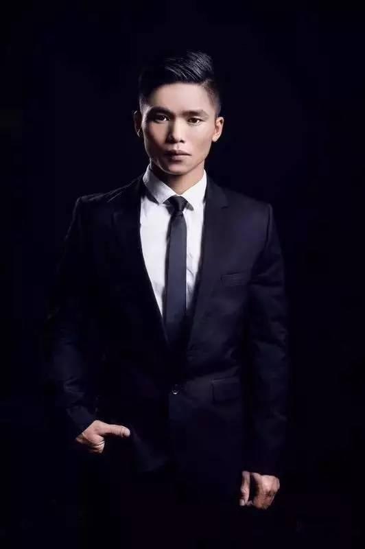 "战狼"庄小龙:身高1.5米被特招入伍,被吴京发掘进入娱乐圈_腾讯新闻
