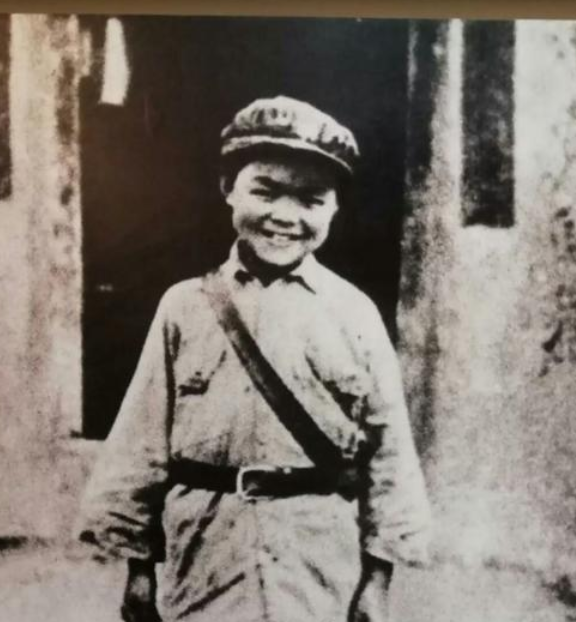 他是年纪最小的红军战士,7岁入伍9岁长征,舅舅是开国元帅