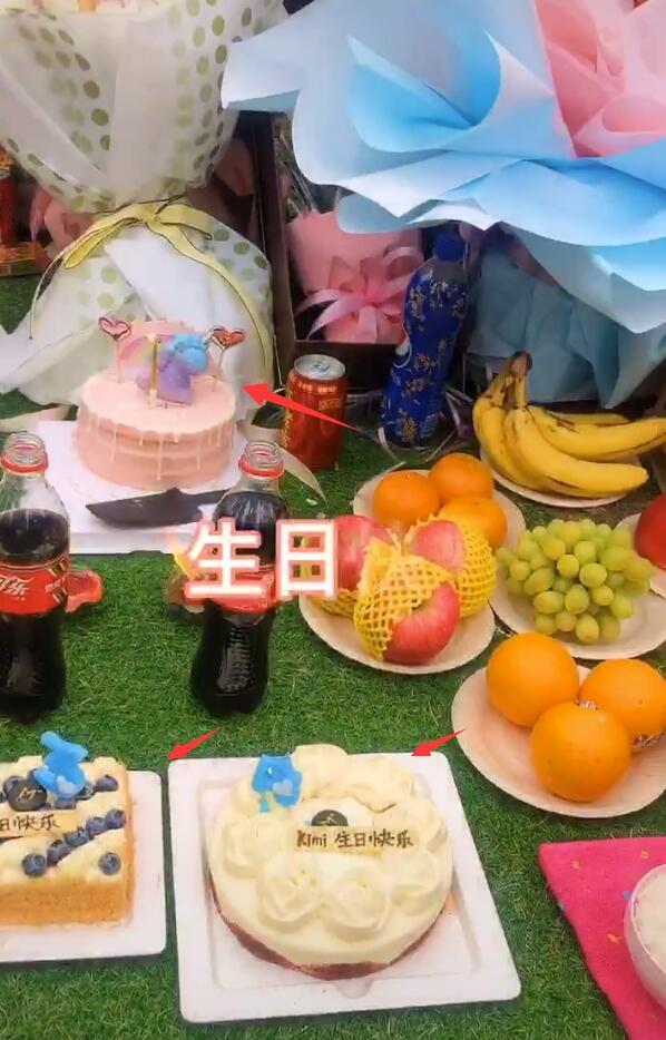 其中一个粉色蛋糕上,有独角兽的那一个蛋糕,就是乔任梁妈妈昨天晚上亲