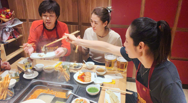 亲如一家!郎平带女儿与2大爱徒吃火锅,场景温馨让人羡慕