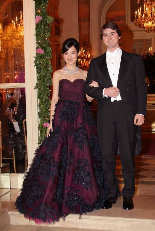 陈晓丹提前36小时就开始做准备工作:主办方给她配备了3个化妆师,2个