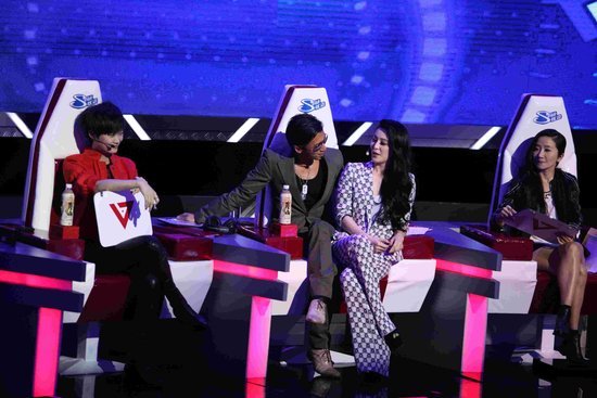 范冰冰|范冰冰亮相动作不断，谢霆锋曾自曝跟她有过恋情？真相原来是这样