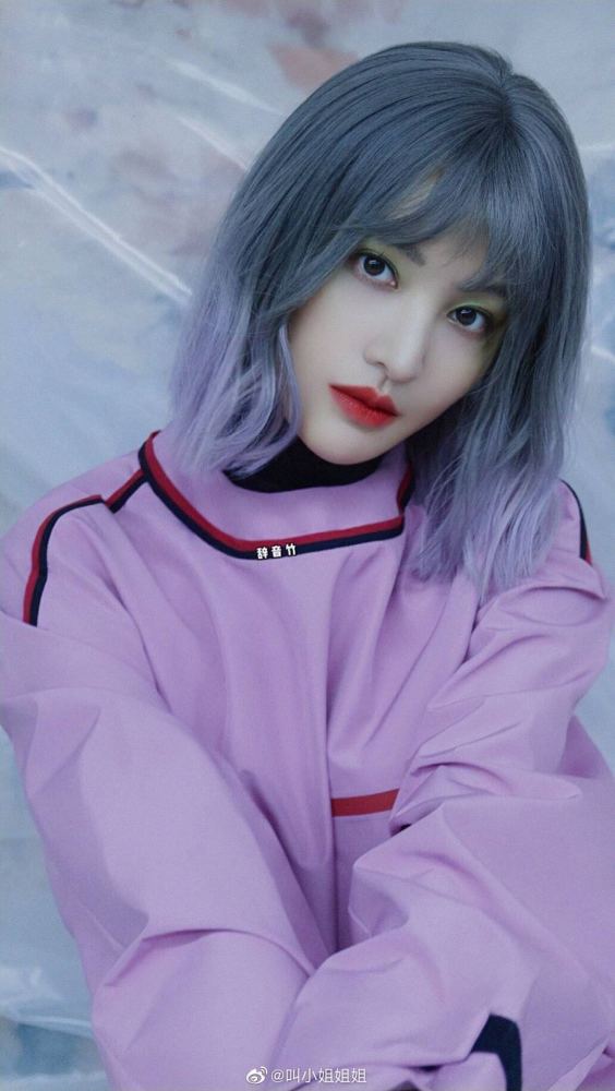 郑爽十月刊封面,灰紫渐变短发搭配荧光眼妆,个性十足,又美又飒