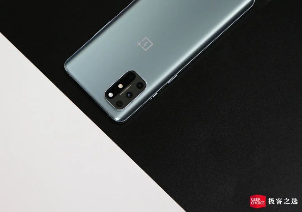 改用全新的相机设计之后,它的后置摄像头数量由 3 颗增加到了 4 颗,主