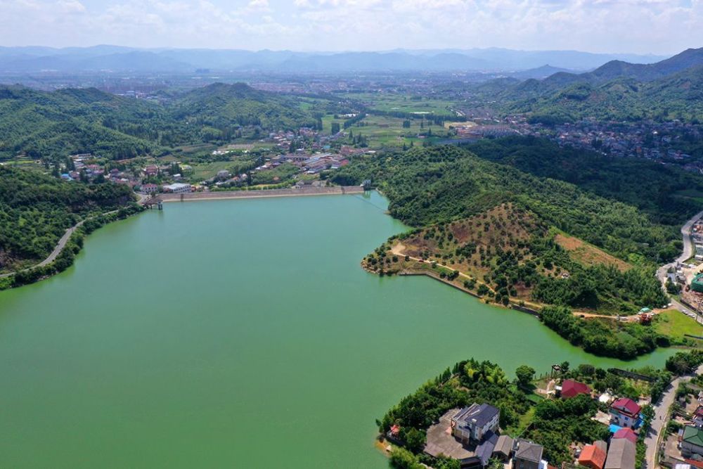 餘姚市內的水庫還有雙溪口水庫,陸埠水庫,梁輝水庫,四明湖水庫,牟山湖