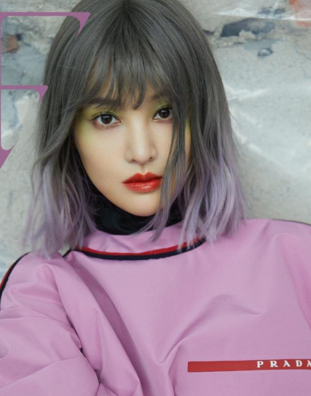 郑爽首次尝试国际范妆容,灰紫色渐变短发搭配绿色眼影,又酷又飒,这