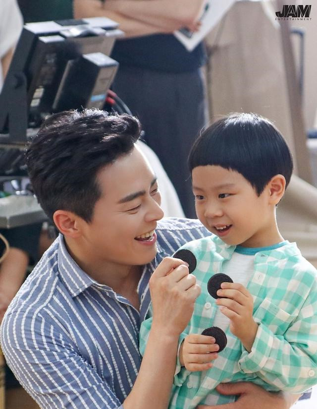 机智医生生活曹政奭金俊广告花絮公开李氏父子宇宙最可爱