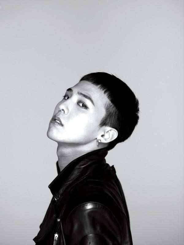 权志龙|权志龙登《时尚》封面巨星回归，穿香奈儿女装前卫，叠戴珍珠项链帅气不娘