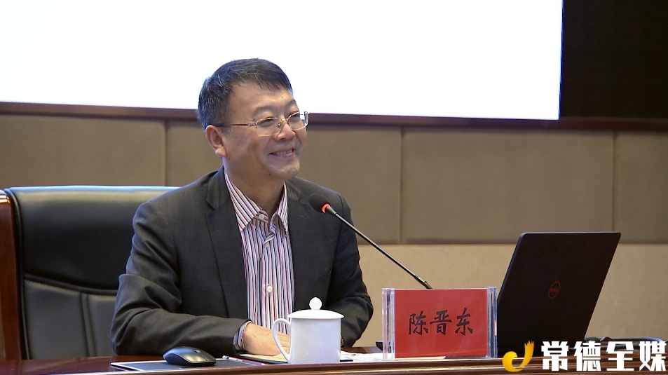 会上,陈晋东以《心理健康与快乐工作》为主题作辅导报告,指导大家开启