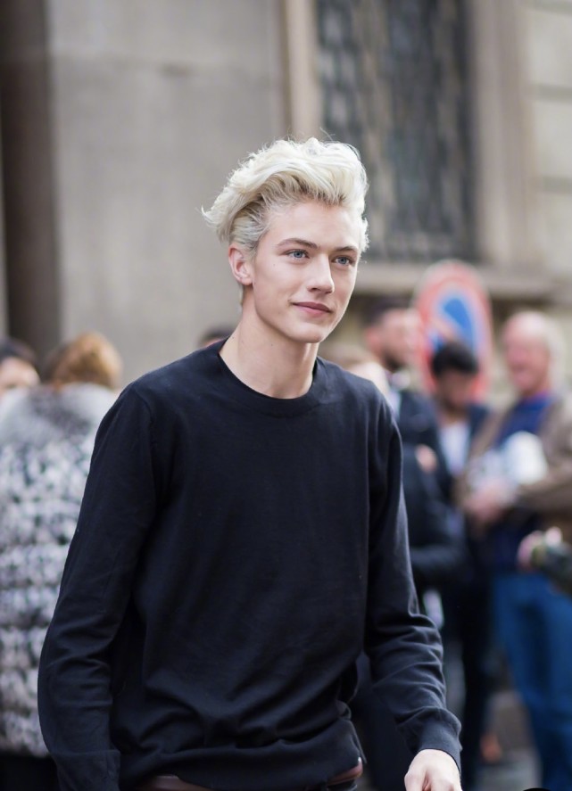 国外爆红男模幸运蓝刚21岁已经是俩娃的爸爸近照显成熟