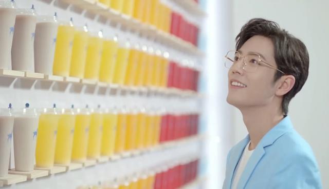 肖战新|肖战新代言成片曝光，穿粉毛衣吸猫变居家暖男，背后故事太心酸