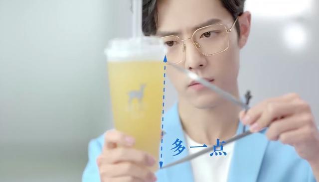 肖战新|肖战新代言成片曝光，穿粉毛衣吸猫变居家暖男，背后故事太心酸