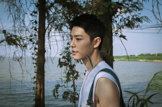 肖战新|肖战新代言成片曝光，穿粉毛衣吸猫变居家暖男，背后故事太心酸