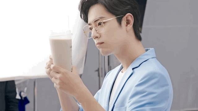 肖战新|肖战新代言成片曝光，穿粉毛衣吸猫变居家暖男，背后故事太心酸