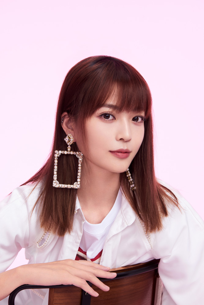 王妍之最新时尚写真释出清新灵动演绎纯粹自在风