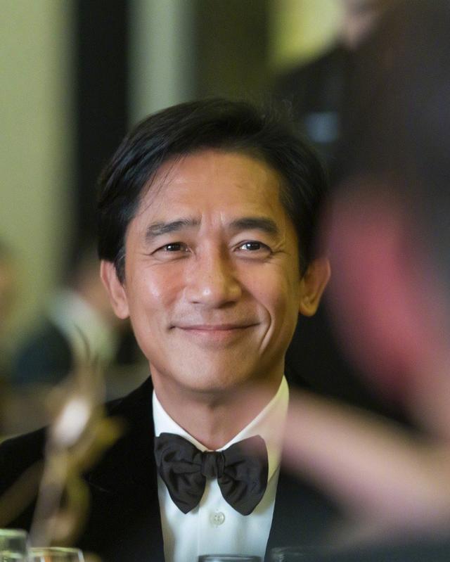 58岁梁朝伟近照曝光!满脸皱纹发际线惊人,昔日男神被指撞脸济公