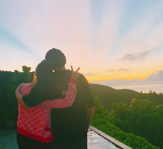 昆凌|侯佩岑高情商回应昆凌盗彩虹图风波：没关系啦，美图大家共享