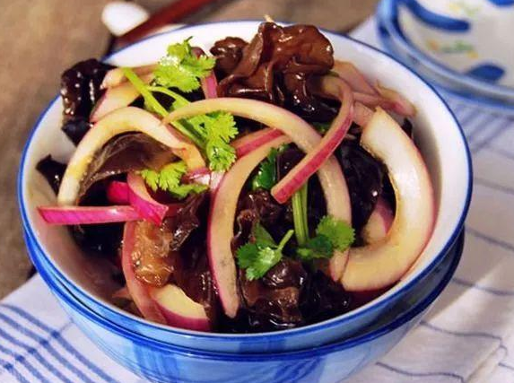 血管|血液粘稠的人，身体会有这3个表现，如果没有出现说明血液还算通畅