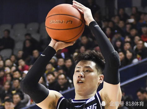 贺天举训练中右手骨折,将长期缺阵,曾与郭艾伦拍蛋糕骨折