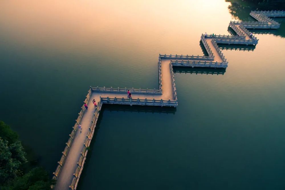 曲折蜿蜒增添风光的曲桥泰顺廊桥▲桥上建屋用于避雨的廊桥出现了又有