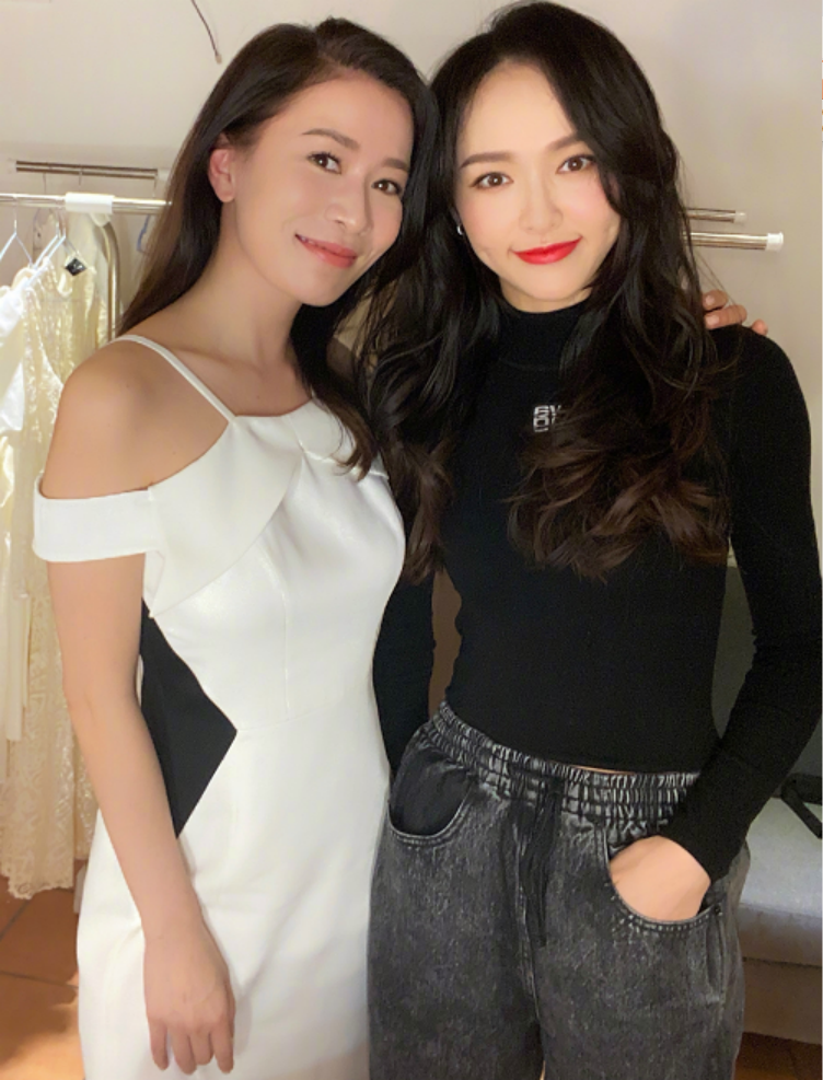 佘诗曼晒与唐嫣合影相差八岁宛如姐妹我却期待两人合作的新剧