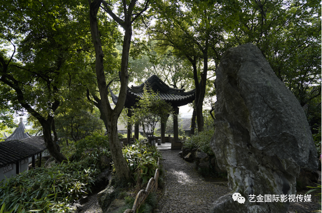 还能远望苏州西南的天平,灵岩诸山,恰合苏舜卿的名句"近水远山皆有情"