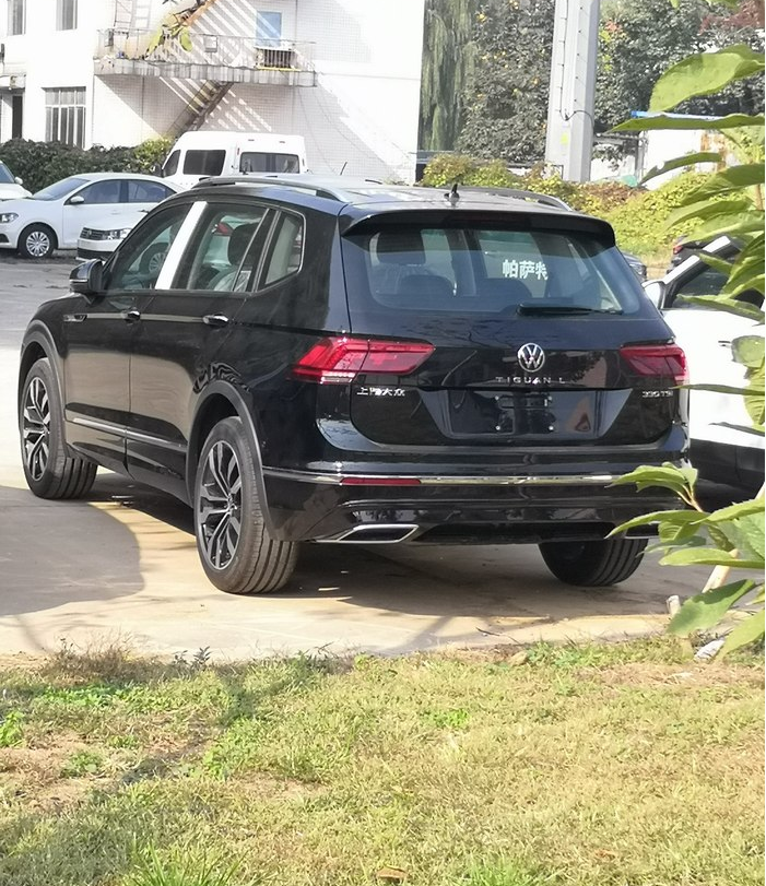 外观微调配置升级,尾部logo下面带字母,2021款大众途观l正式到店