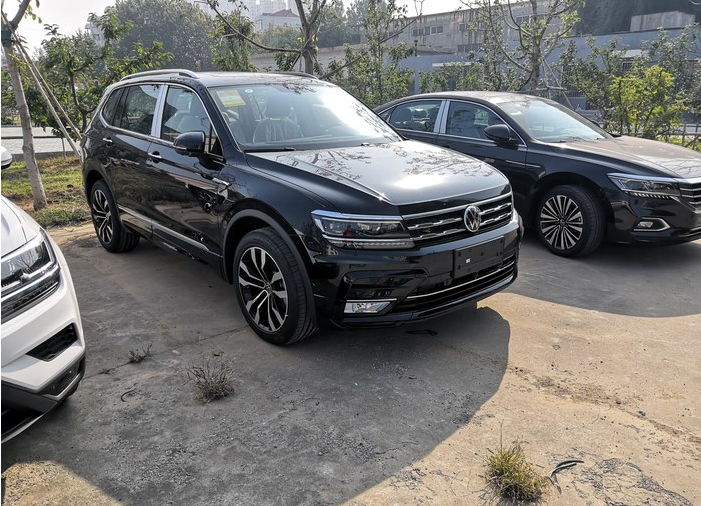 外观微调配置升级,尾部logo下面带字母,2021款大众途观l正式到店