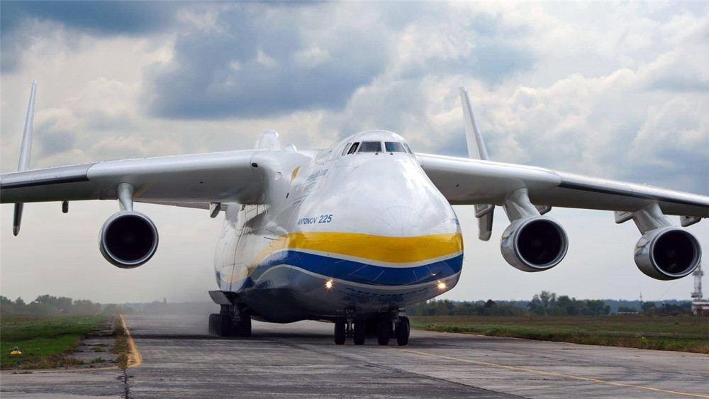 这架飞机是苏联安东诺夫设计局当时为了运输暴风雪号航天飞机而研制的
