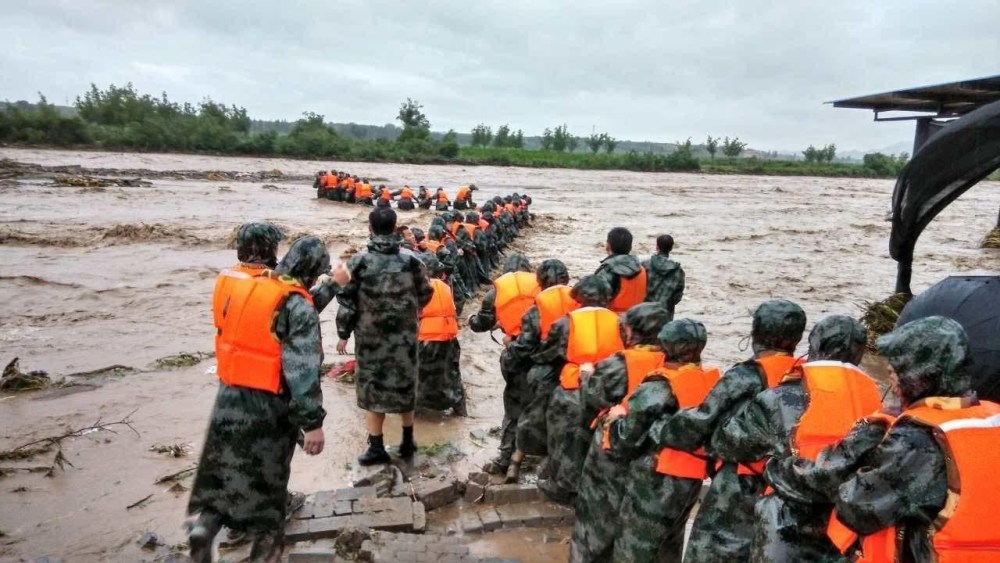 美國軍人救災和中國解放軍救災根本沒法比差距太大了