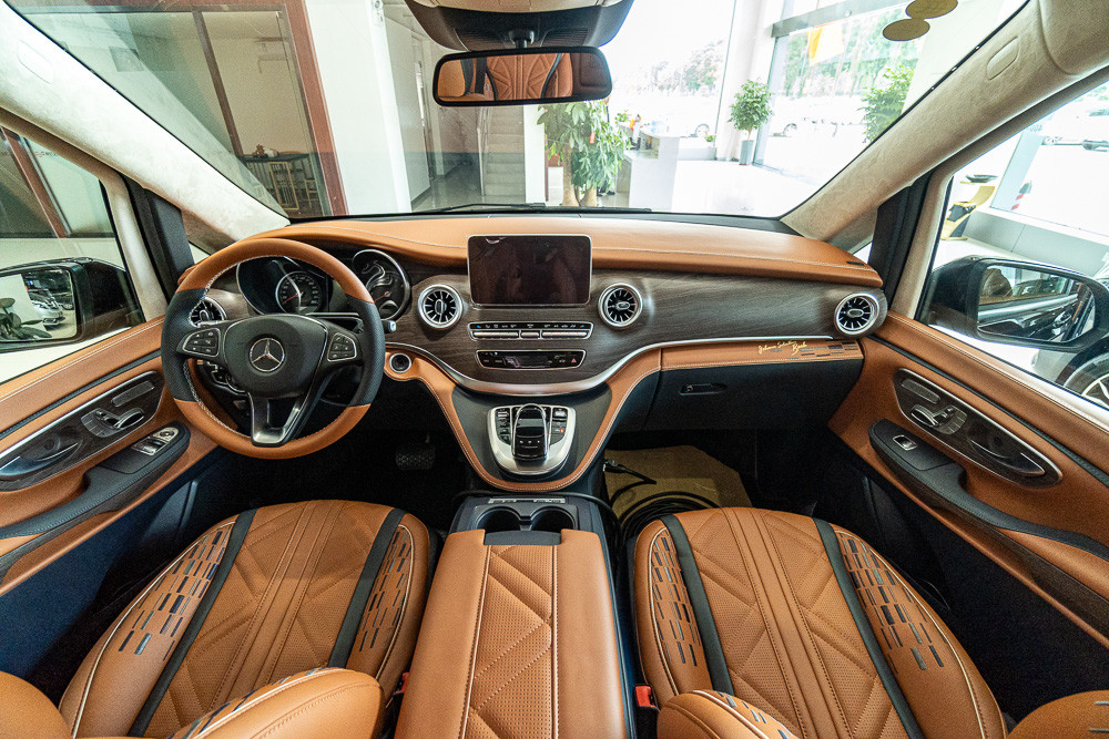 奔驰v260定制款:amg大包围,高顶7座大空间,豪华内饰科技感很强!