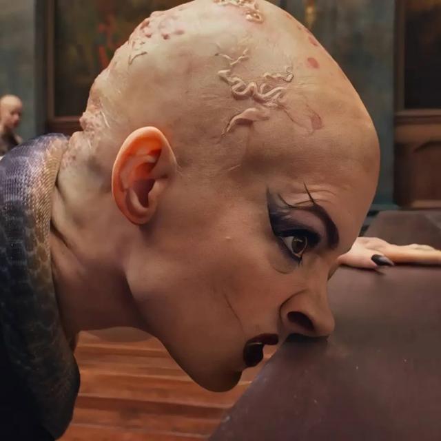 安妮海瑟薇新片出演光头女巫血盆大口吓哭小孩这个造型太炸了