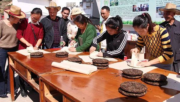 在现实生活中,你看过别人怎么包茶饼吗?
