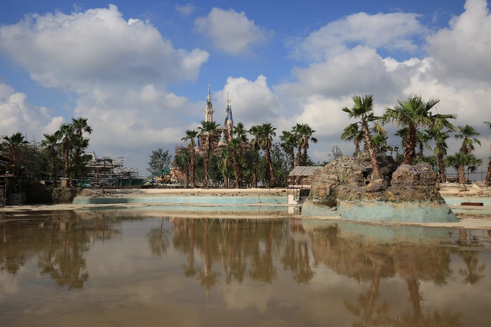 劳模创新工作室|劳模创新工作室环球影城“造景”，来看水泥砂浆如何变城堡恐龙