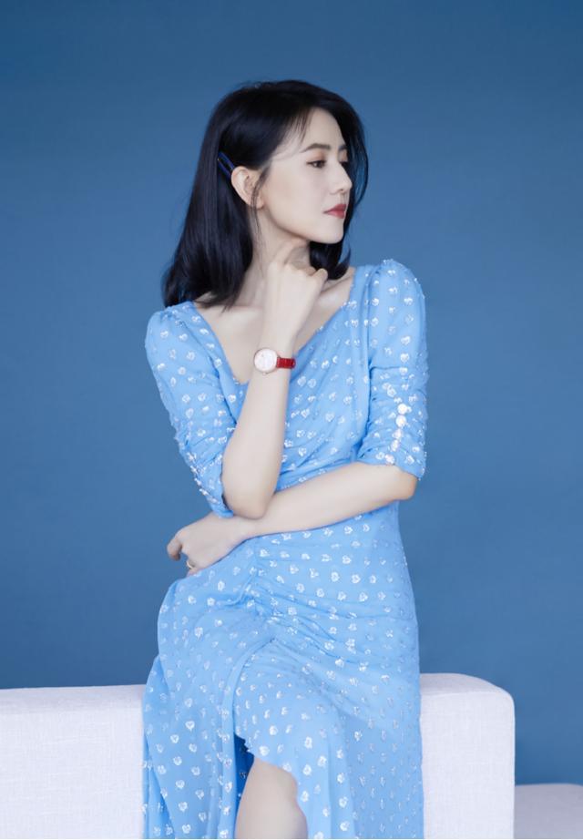 高圆圆这造型真给清纯感加分,白皙肌肤配蓝裙子,美得没有年龄感