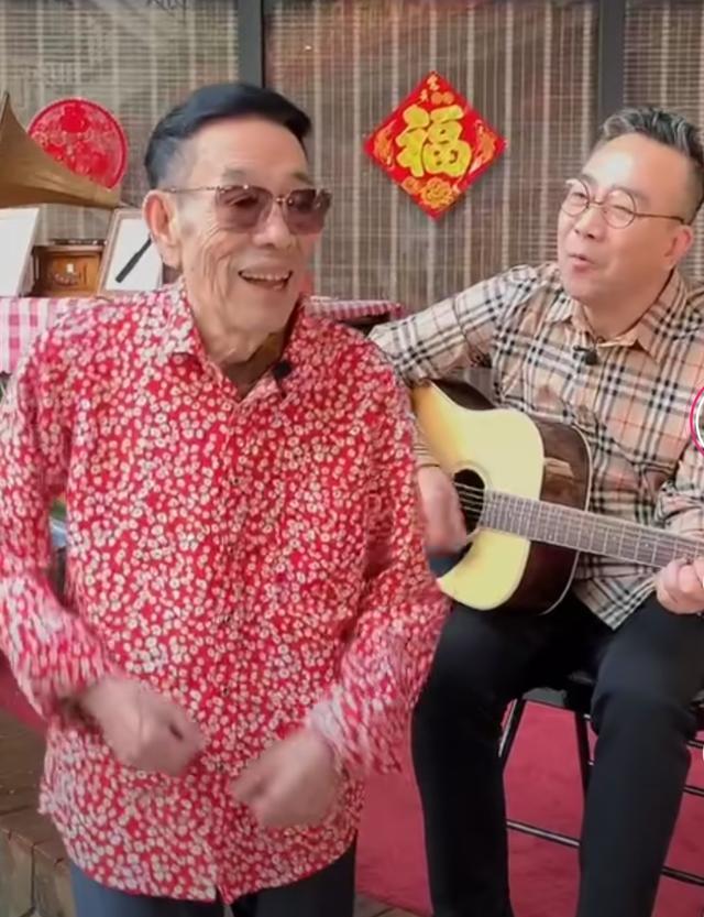 88歲楊少華近況曝光,滿臉皺紋身體硬朗,喊58歲兒子楊議寶貝