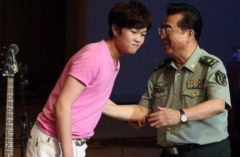 李双江|大儿子前妻抚养成才，小儿子夫妻溺爱犯事，81岁李双江仍为其拼命赚钱