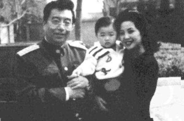 李双江|大儿子前妻抚养成才，小儿子夫妻溺爱犯事，81岁李双江仍为其拼命赚钱