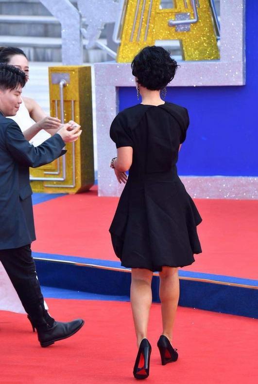 鱼嘴高跟鞋上脚给人一种优雅浪漫的感觉,使腿部的线条更加细长优美