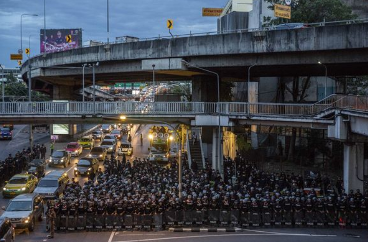效果可能并不理想,或者说抗议者的示威反而成了泰国王室"立威"的机会