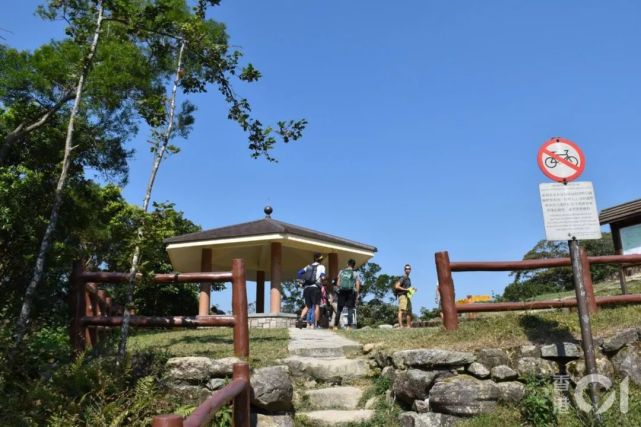 沿著人行道直走,看見行山徑路口伯公坳>鳳凰徑>大東山>爛頭營>原