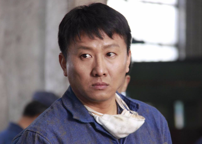 房子斌刚出道的时候,资源还是很不错的,电视剧《玉观音》,电影《战狼