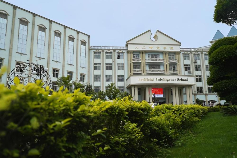 就读普通本科,被称"考证达人",却在毕业7年后年薪达400万